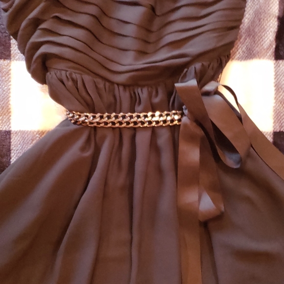 Express Chiffon Chain Belt / One Shoulder Dress - Picture 4 of 6